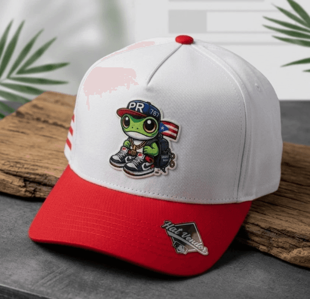 Gorra Coquí 787 roja sobre madera con plantas tropicales de fondo
