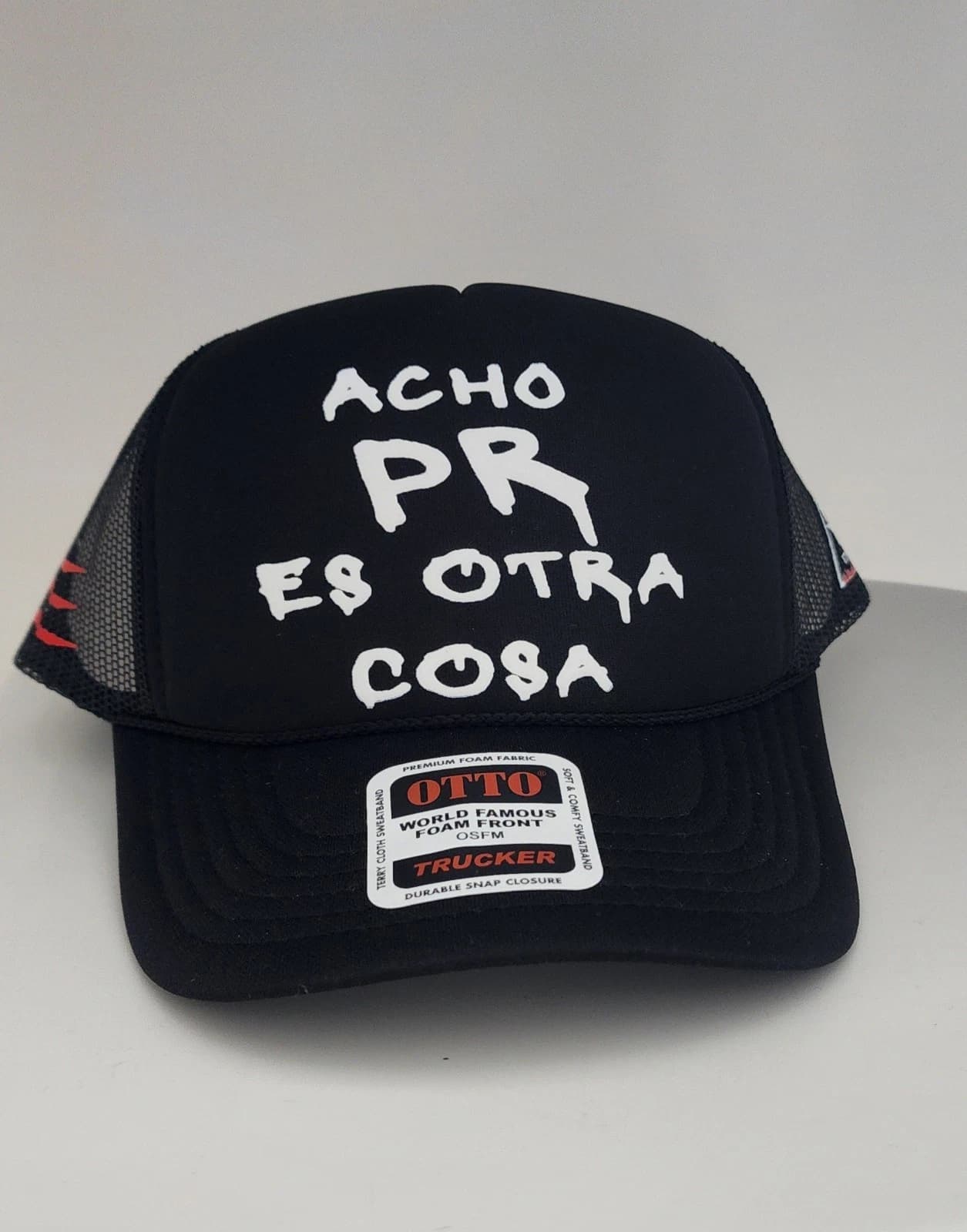 Gorra trucker negra con ACHO PR ES OTRA COSA al frente